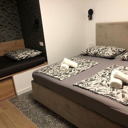 Omis - Private Ensuite Room With Balcony - Hotel Style Экстерьер фото