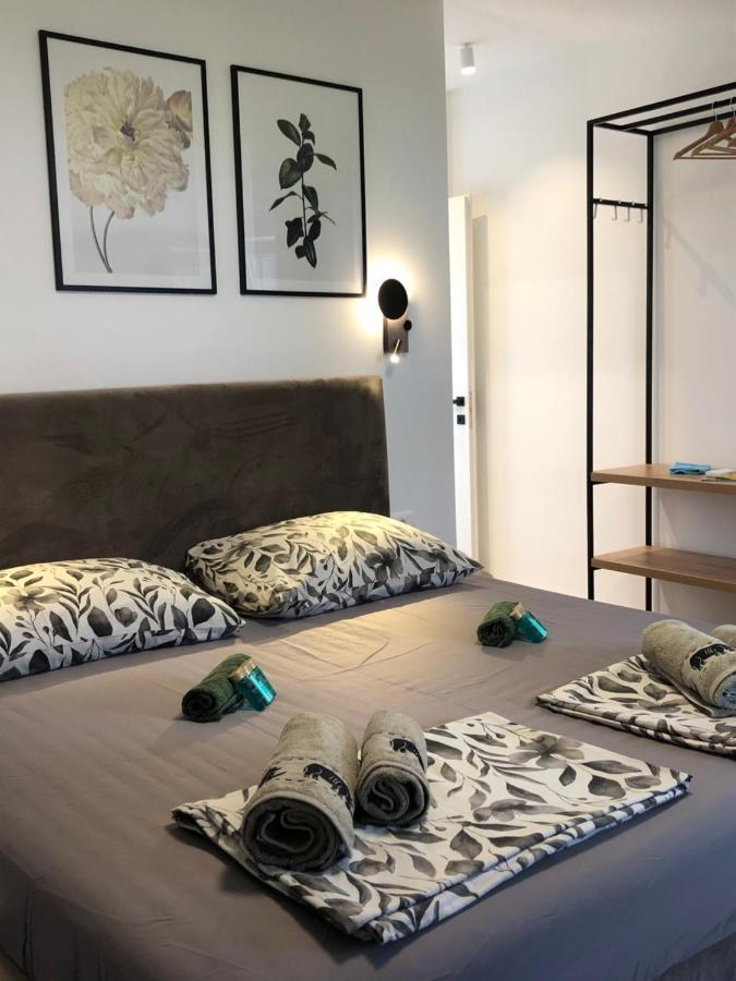 Omis - Private Ensuite Room With Balcony - Hotel Style Экстерьер фото