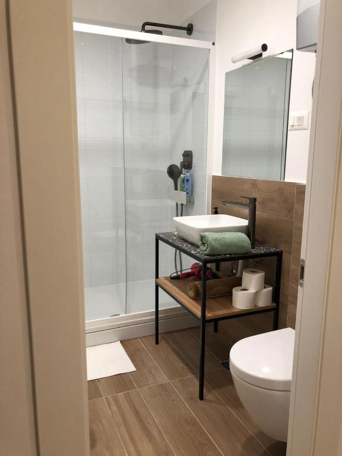 Omis - Private Ensuite Room With Balcony - Hotel Style Экстерьер фото