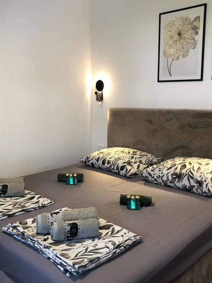 Omis - Private Ensuite Room With Balcony - Hotel Style Экстерьер фото