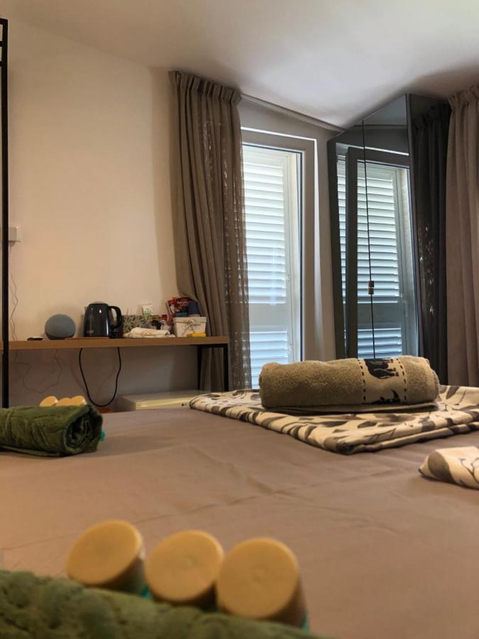 Omis - Private Ensuite Room With Balcony - Hotel Style Экстерьер фото
