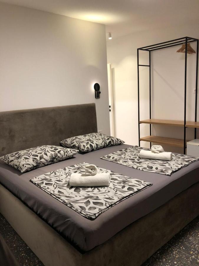 Omis - Private Ensuite Room With Balcony - Hotel Style Экстерьер фото