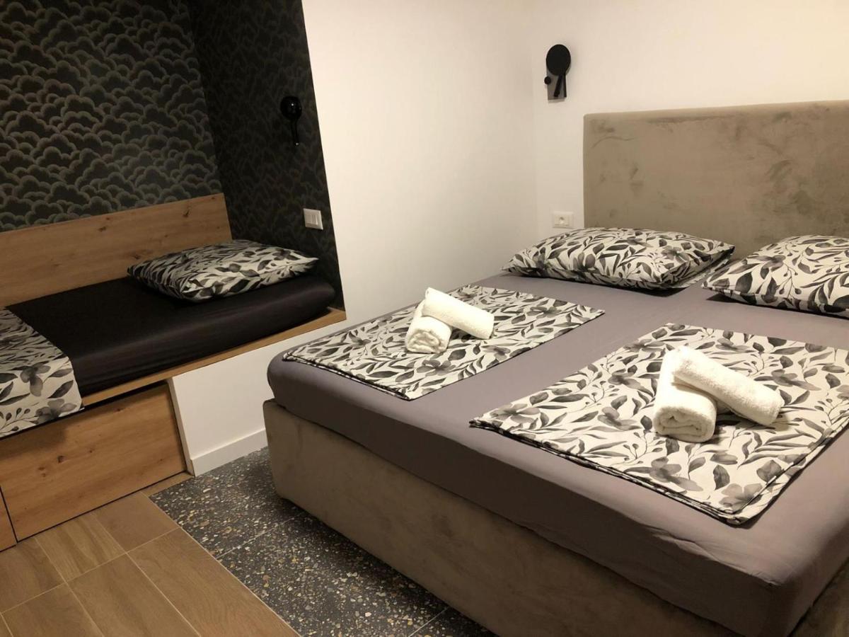 Omis - Private Ensuite Room With Balcony - Hotel Style Экстерьер фото